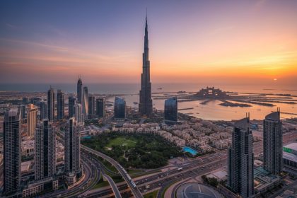 Vue panoramique de Dubaï avec ses gratte-ciels modernes et le marché immobilier