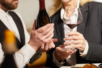 Les secrets du caviste : comment choisir le vin parfait ?