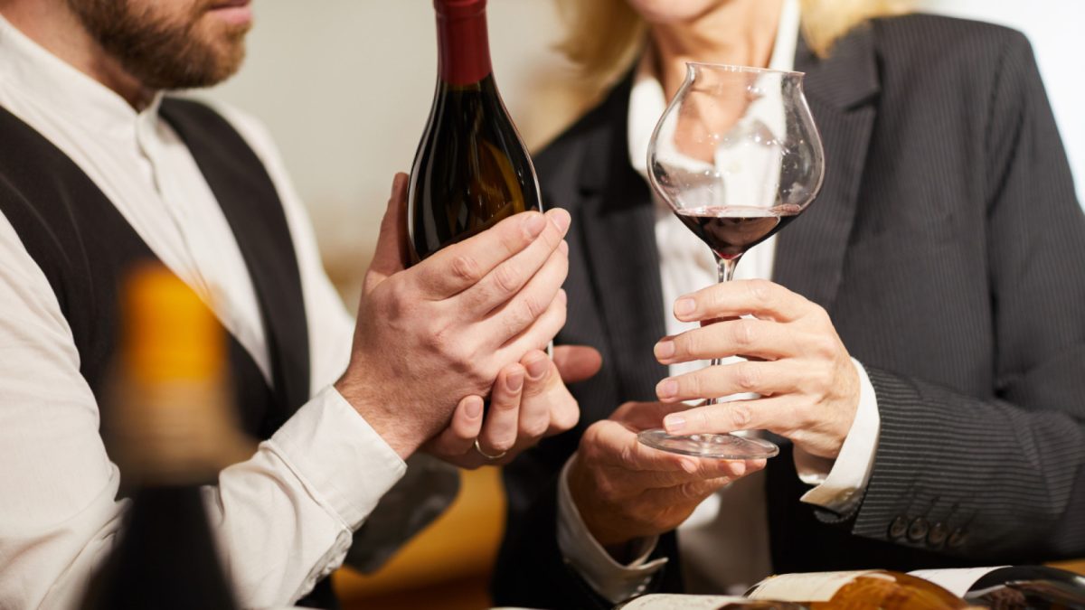 Les secrets du caviste : comment choisir le vin parfait ?