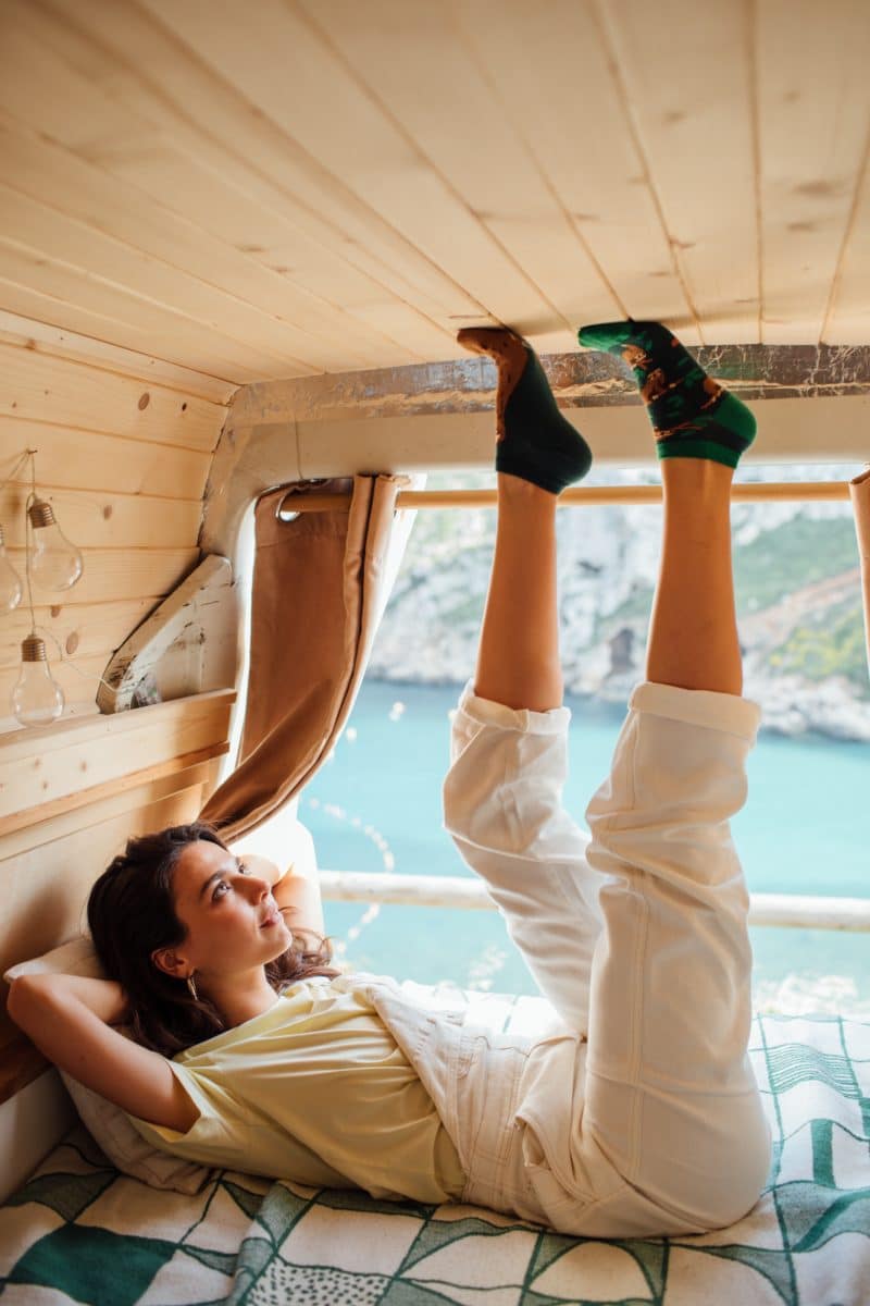 une femme portant des chaussettes dépareillées